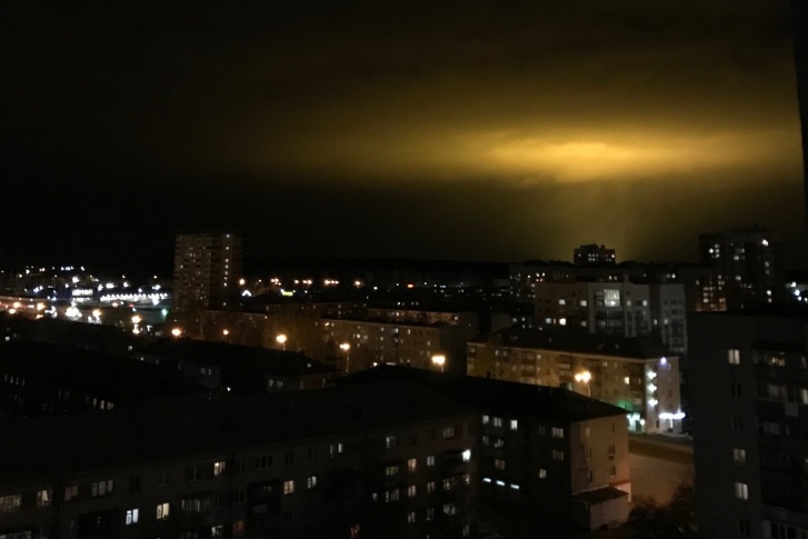 С территории Екатеринбурга это свечение ярче всего, если находиться на Уралмаше С территории Екатеринбурга это свечение ярче всего, если находиться на Уралмаше