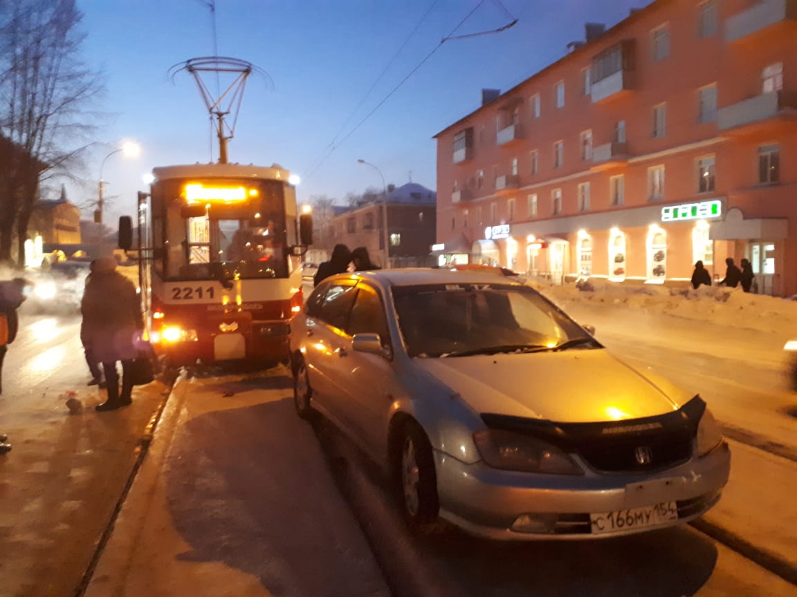 Авария полностью заблокировала движение по путям Авария полностью заблокировала движение по путям