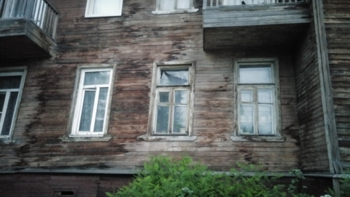 Администрация Архангельска решит вопрос о переселении жильцов сошедшего со свай дома
