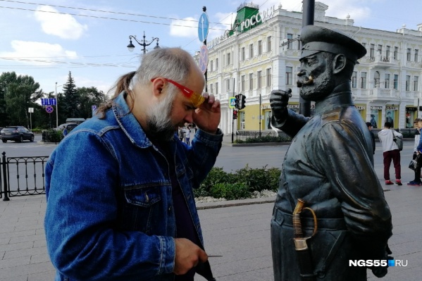 Скульптор Дмитрий Яковенко вернул рукоять сабли на место Скульптор Дмитрий Яковенко вернул рукоять сабли на место