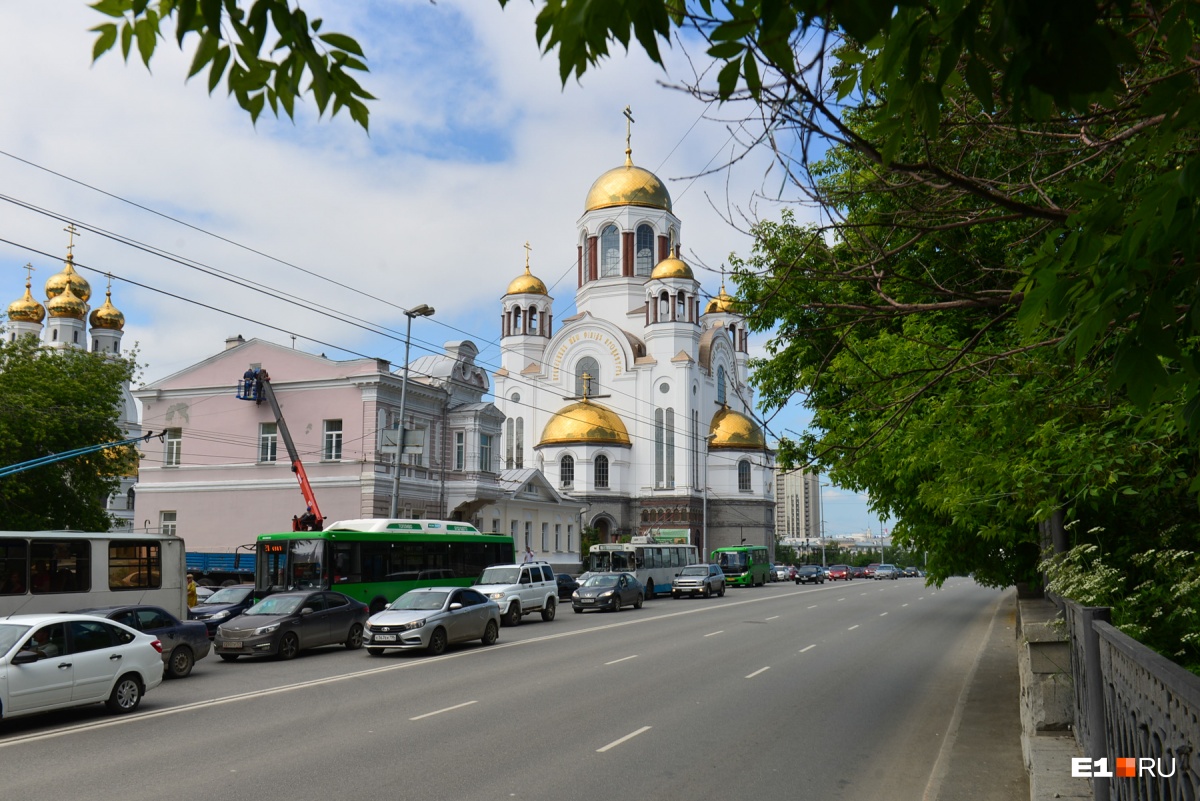 Красиво, но незаконно: старинный дом рядом с Храмом-на-Крови покрасили в  розовый | 04.07.2018 | Екатеринбург - БезФормата