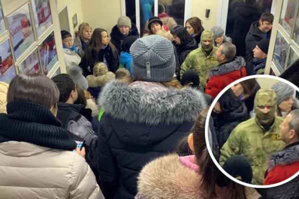 Читатели сообщают, что сотрудников компании целый день не выпускают из офиса Читатели сообщают, что сотрудников компании целый день не выпускают из офиса