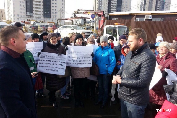 В понедельник дольщики вместе с застройщиком пришли на переговоры к офису «Фортума» В понедельник дольщики вместе с застройщиком пришли на переговоры к офису «Фортума»