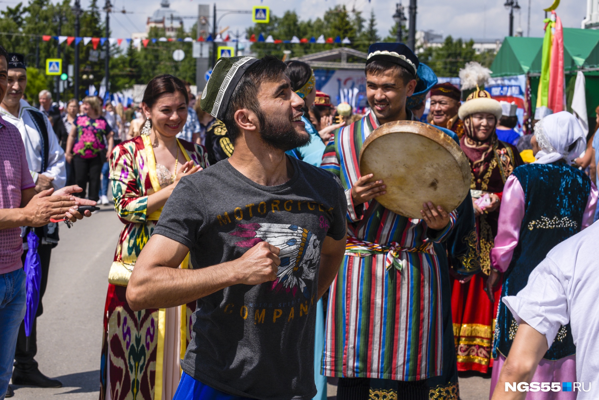Жара, парад национальностей и верблюды: как прошел День России в Омске