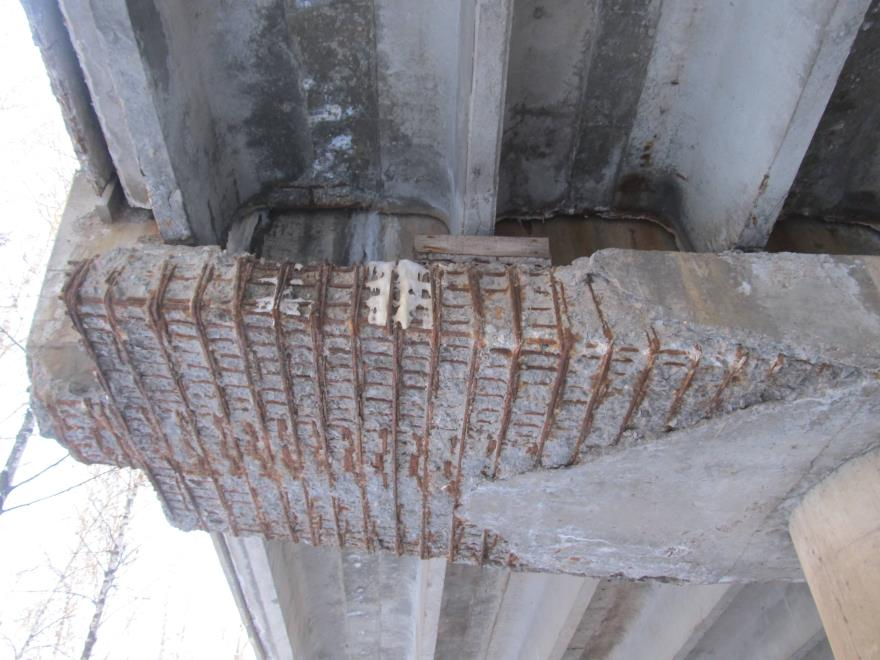Разрушение
бетона и коррозия арматуры левой консоли
ригеля опоры