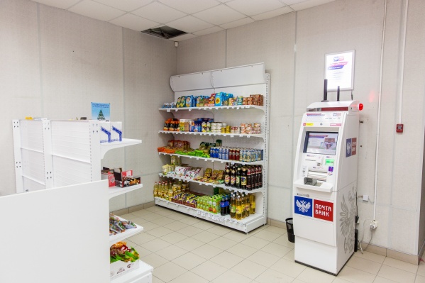 Все продукты, которые можно купить на почте, пока умещаются на двух стандартных стеллажах Все продукты, которые можно купить на почте, пока умещаются на двух стандартных стеллажах