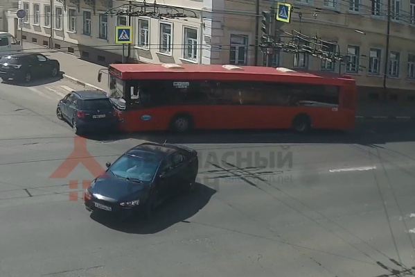 Автобус не успел отреагировать на наглый манёвр легковушки Автобус не успел отреагировать на наглый манёвр легковушки