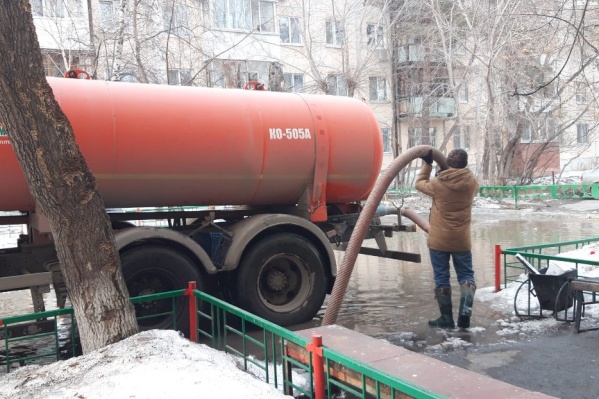 Рассказываем, кому звонить в случае подтоплений и какие лужи не считаются большой проблемой Рассказываем, кому звонить в случае подтоплений и какие лужи не считаются большой проблемой