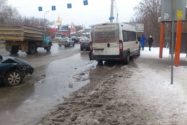 Маршрутка во время аварии стояла на остановке Маршрутка во время аварии стояла на остановке