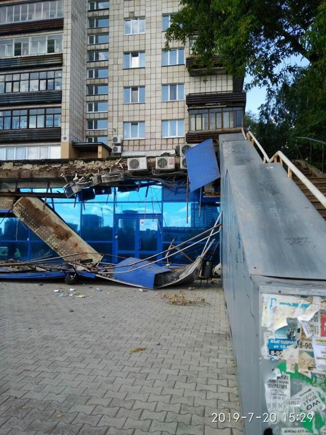 Зону частичного обрушения пока не огородили Зону частичного обрушения пока не огородили