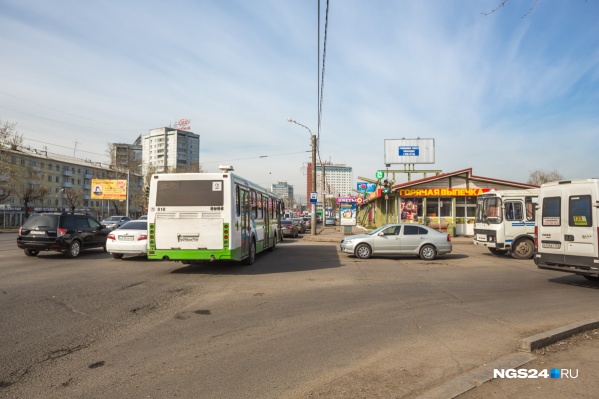 Также пробка собирается из-за аварии на Семафорной — Матросова Также пробка собирается из-за аварии на Семафорной — Матросова