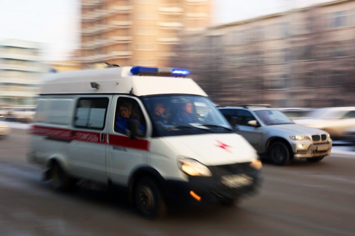 Мальчика увезли в больницу на скорой помощи Мальчика увезли в больницу на скорой помощи