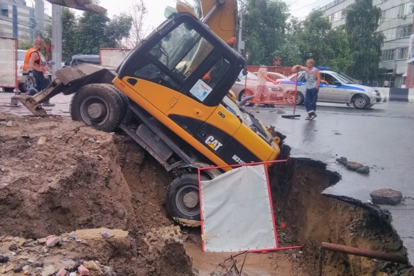 Экскаватор провалился в яму в начале недели Экскаватор провалился в яму в начале недели