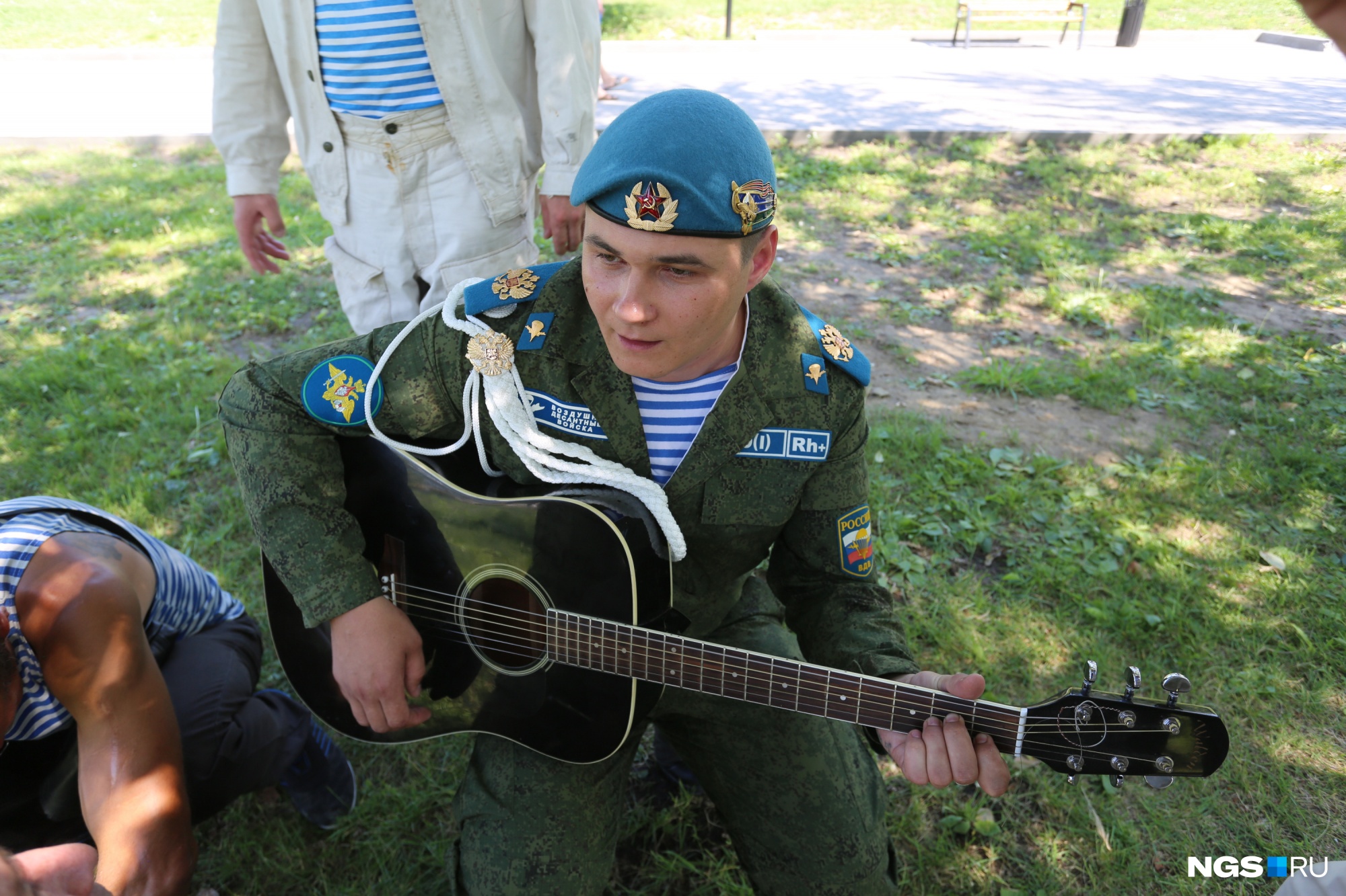 Некоторые приносят с собой гитары и поют армейские песни