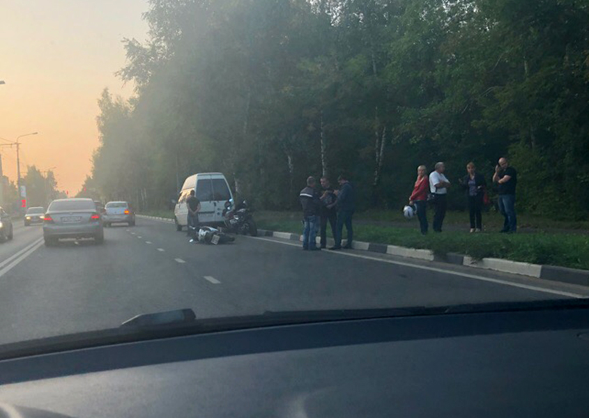 В Ярославле Полушкина роща встала в пробке из-за ДТП с мотоциклом