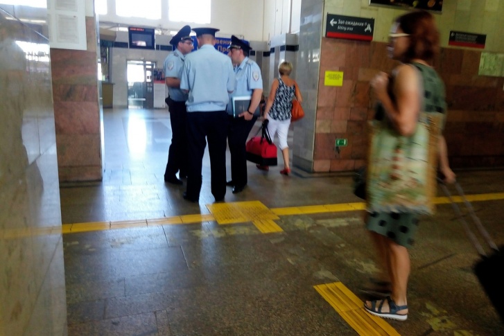 В здании вокзала повсеместно находятся сотрудники полиции