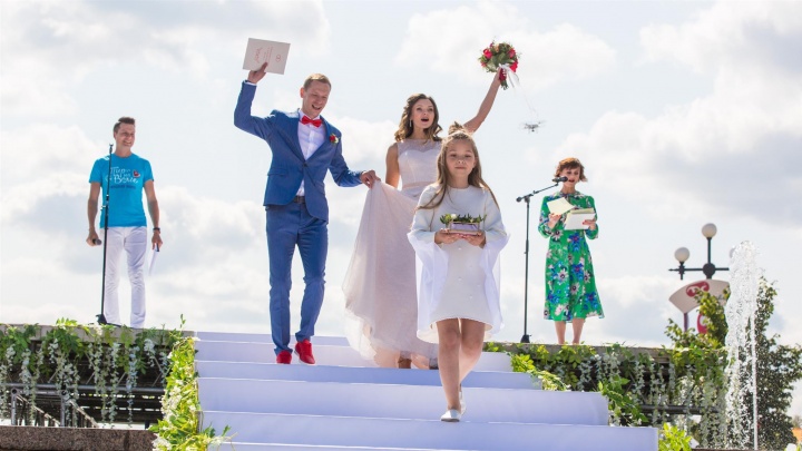 Ни похоронить, ни пожениться: в России сломалась система, обслуживающая ЗАГСы
