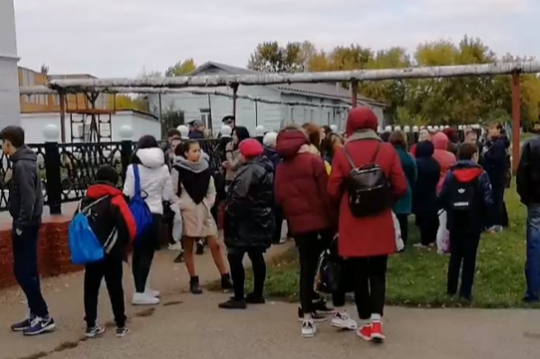 Неравнодушные граждане устроили перед школой митинг Неравнодушные граждане устроили перед школой митинг