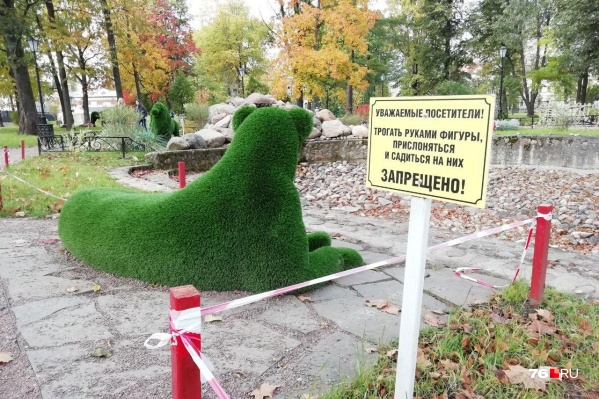 В Карякинском парке повсюду стоят какие-то ограждения и натянуты сигнальные ленты В Карякинском парке повсюду стоят какие-то ограждения и натянуты сигнальные ленты
