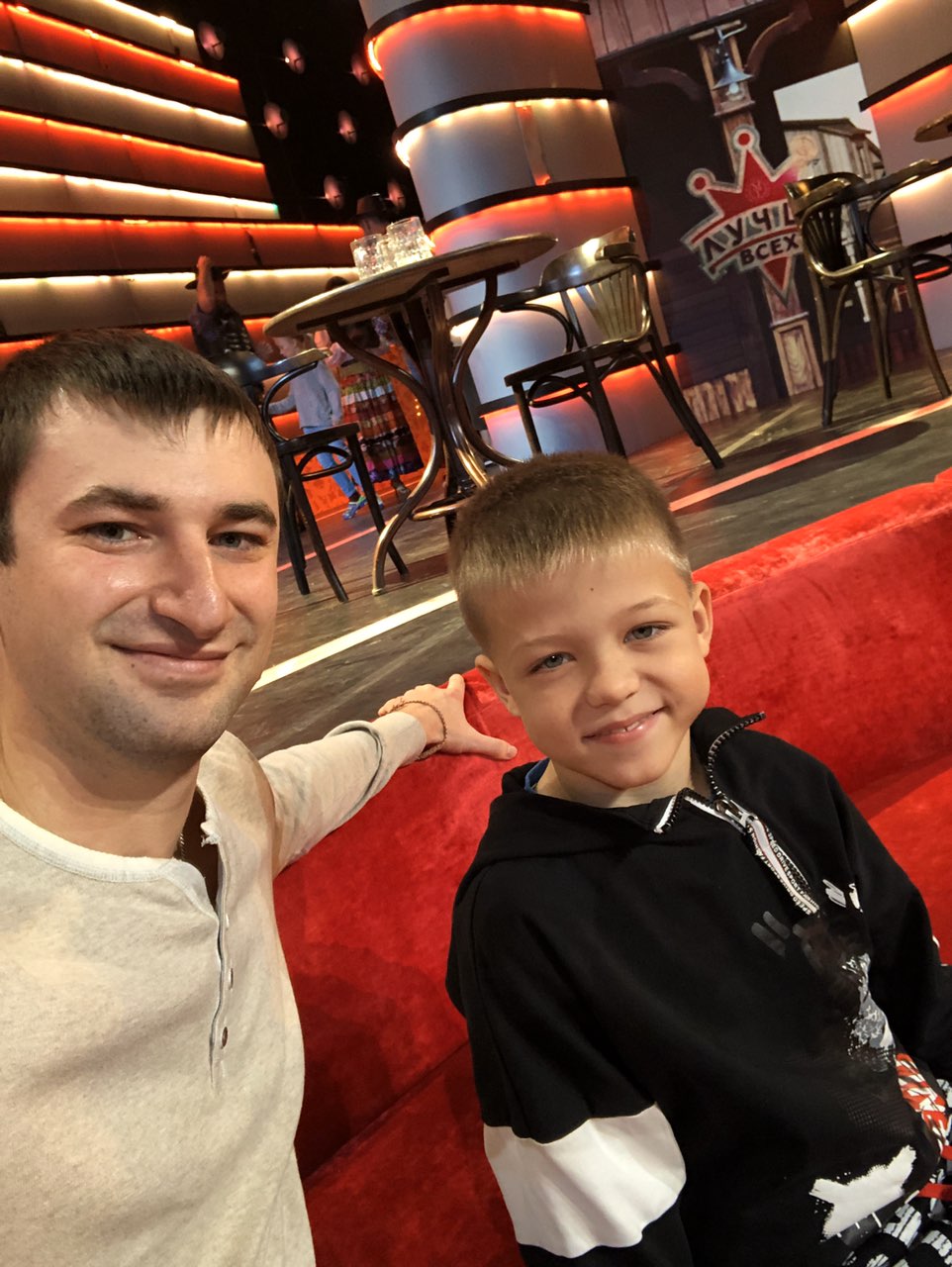 Юного гимнаста поддерживал его тренер Иван Новиков Юного гимнаста поддерживал его тренер Иван Новиков