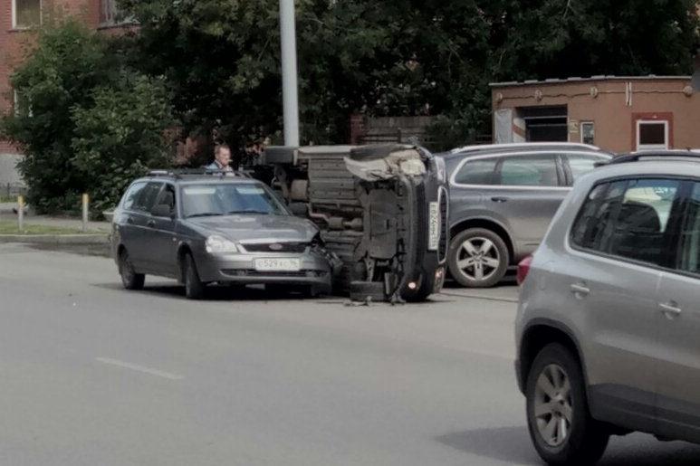 В центре Екатеринбурга «Лада» перевернула KIA. Впечатляющие фото