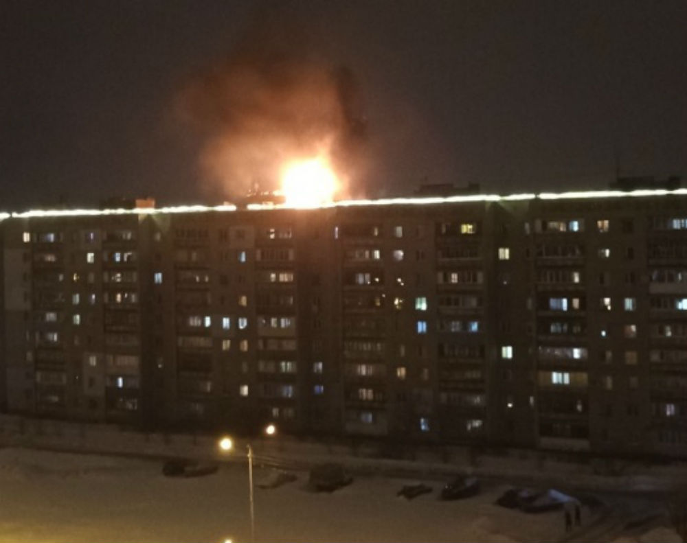 Сначала огонь вырвался на крышу, а потом перебрался на квартиру Соколовых