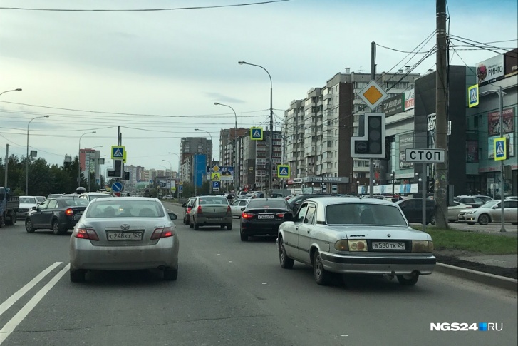 Скорость потока на некоторых улицах снизилась до 5 км в час Скорость потока на некоторых улицах снизилась до 5 км в час