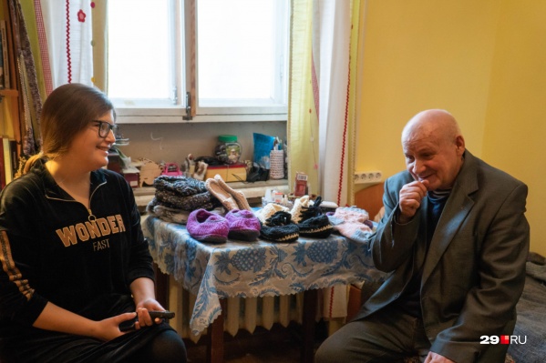 Около месяца в квартире Веры живет Виктор. У него есть родственники, но переехать к ним он пока не может Около месяца в квартире Веры живет Виктор. У него есть родственники, но переехать к ним он пока не может