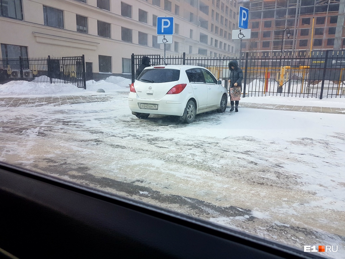 «Я паркуюсь как…»: царь снежной горы и сборище тротуарных автохамов