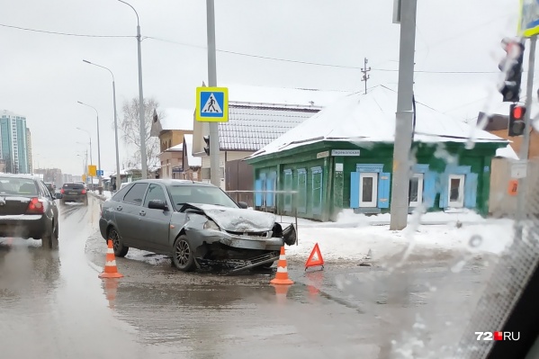 Авария с участием двух легковушек произошла в Тюмени в субботу в одиннадцатом часу дня Авария с участием двух легковушек произошла в Тюмени в субботу в одиннадцатом часу дня