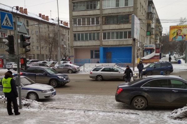 Автомобиль полпреда на фото в правом нижнем углу Автомобиль полпреда на фото в правом нижнем углу