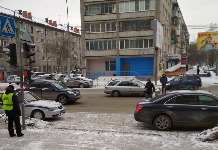 Автомобиль полпреда на фото в правом нижнем углу Автомобиль полпреда на фото в правом нижнем углу