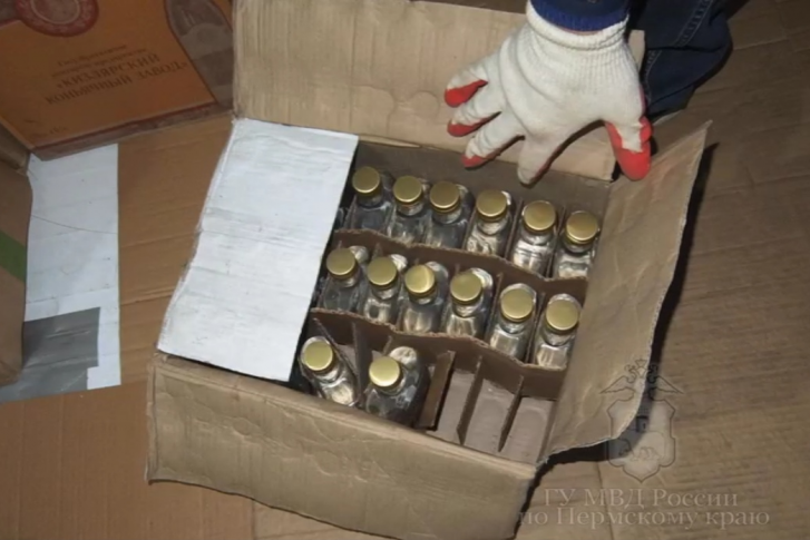 Сотрудники полиции обнаружили специальное оборудование для розлива алкоголя и около 650 литров жидкости Сотрудники полиции обнаружили специальное оборудование для розлива алкоголя и около 650 литров жидкости