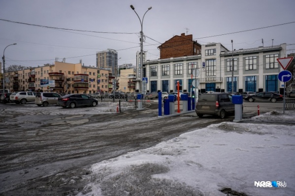 Парковка возле вокзала Новосибирск-Главный Парковка возле вокзала Новосибирск-Главный