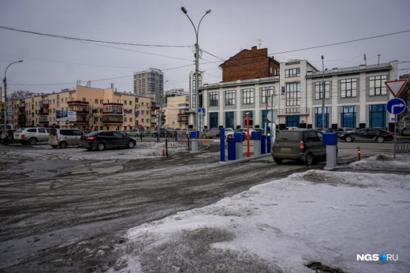 Парковка возле вокзала Новосибирск-Главный Парковка возле вокзала Новосибирск-Главный