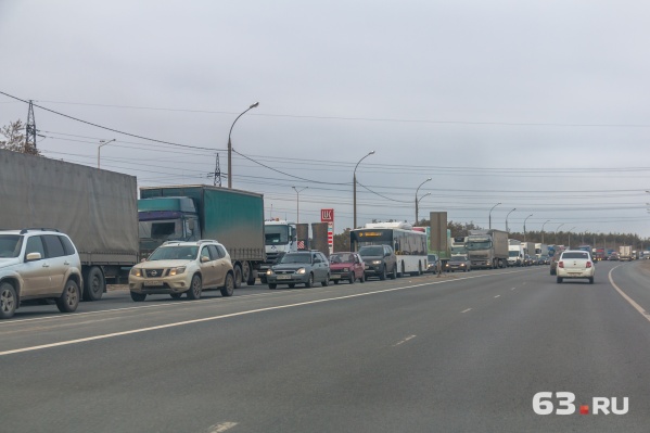 Пробки образуются из-за работы светофоров в черте города Пробки образуются из-за работы светофоров в черте города