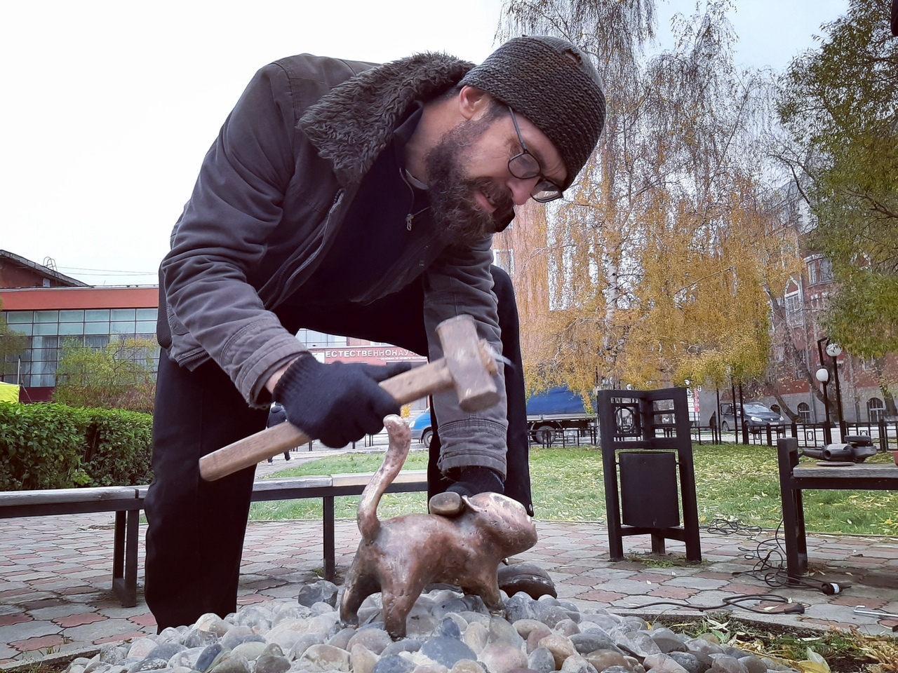 Коту немного досталось молотком, но он вытерпел и прочно занял свое место Коту немного досталось молотком, но он вытерпел и прочно занял свое место