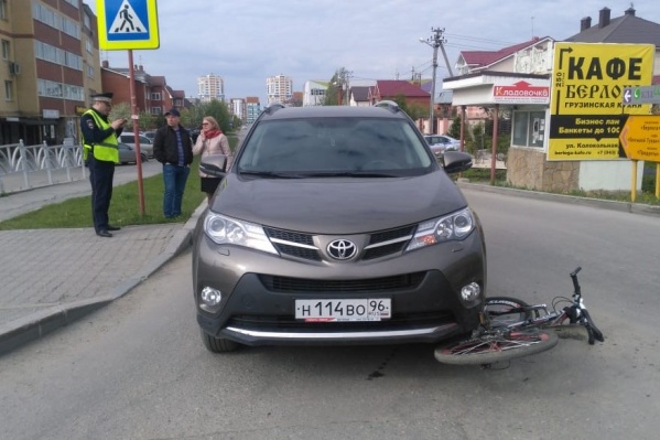 Полицейским мальчик сказал, что решил проскочить перед автомобилем Полицейским мальчик сказал, что решил проскочить перед автомобилем 