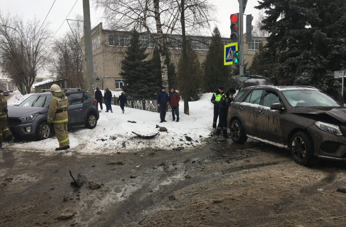 Машину вынесло на пешеходный переход: в ДТП в Рыбинске пострадали люди