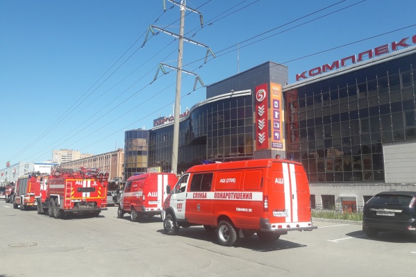К ТЦ приехало несколько пожарных расчётов К ТЦ приехало несколько пожарных расчётов