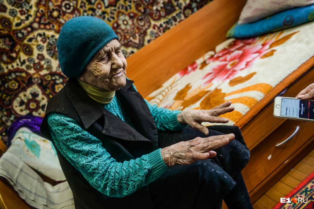 «Тяжелая жизнь мне досталась»: история 102-летней бабушки, которая пережила всю свою семью