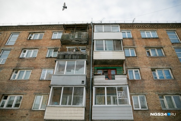 Мужчина стоял за перилами балкона и грозился спрыгнуть Мужчина стоял за перилами балкона и грозился спрыгнуть 