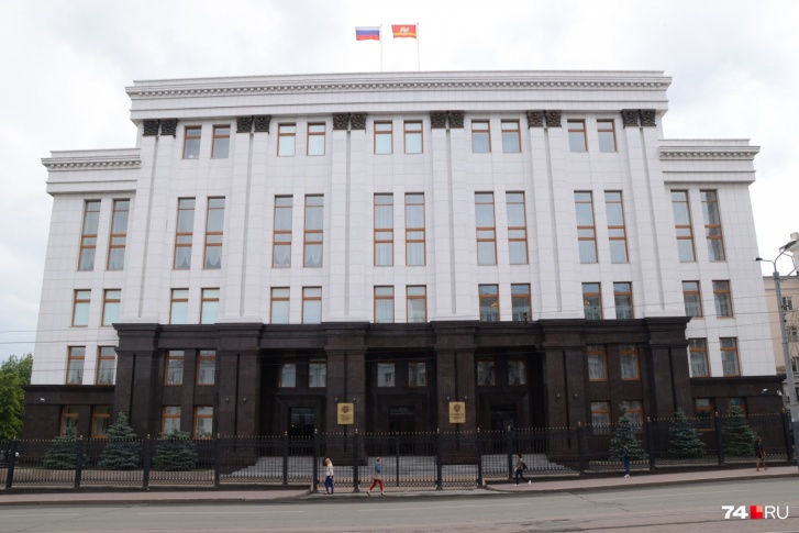 Власти не увидели оснований для того, чтобы убрать двухметровый забор вокруг правительства Власти не увидели оснований для того, чтобы убрать двухметровый забор вокруг правительства