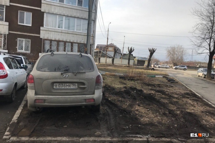 За парковку на газоне снова грозит штраф За парковку на газоне снова грозит штраф