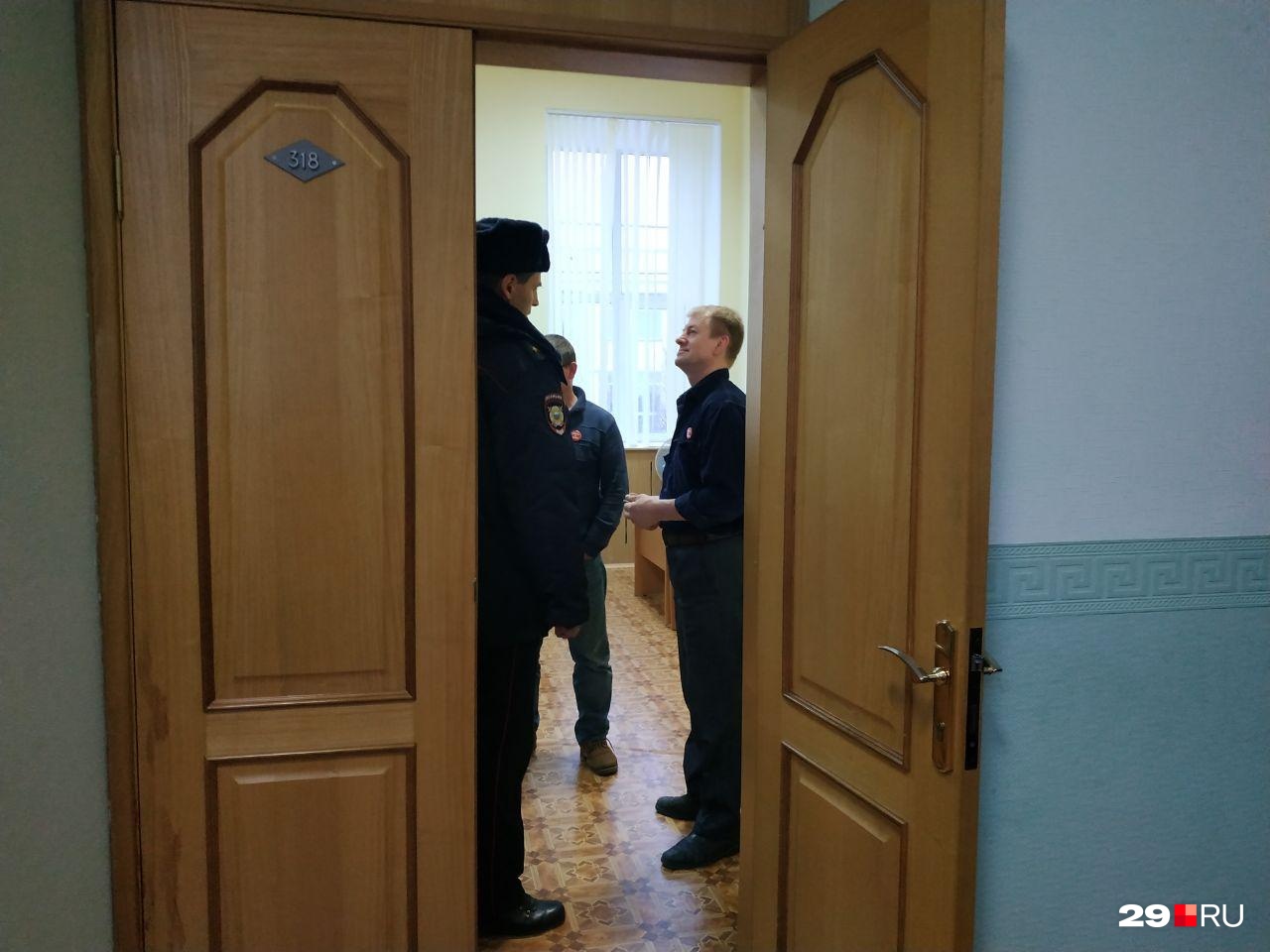 Огорелков разговаривает с Чесноковым Огорелков разговаривает с Чесноковым
