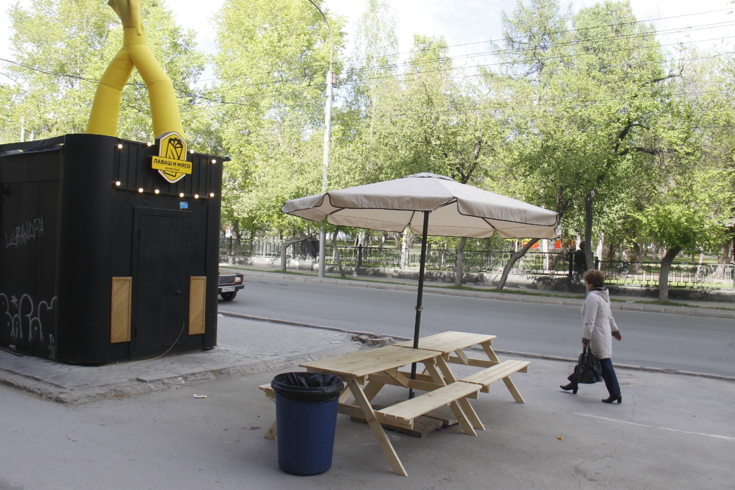 «Лаваш и мясо» — едва ли не первый пример уличного ларька с собственной летней верандой «Лаваш и мясо» — едва ли не первый пример уличного ларька с собственной летней верандой