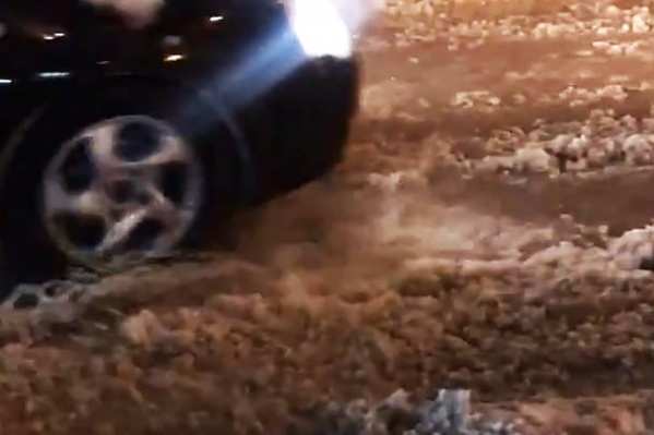 Автомобилистам приходилось ехать по дороге, залитой водой Автомобилистам приходилось ехать по дороге, залитой водой 