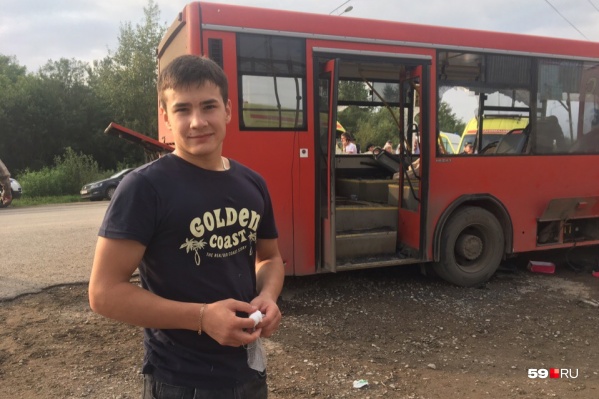 Данил на месте аварии — он уехал, когда скорые забрали всех пострадавших Данил на месте аварии — он уехал, когда скорые забрали всех пострадавших