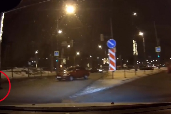 Пешеход отлетел на несколько метров от машины Пешеход отлетел на несколько метров от машины