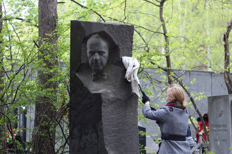 Кладбища с историей: кого в Екатеринбурге при жизни осыпали бриллиантами, а хоронили всем городом